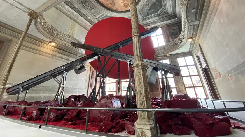 Un'opera di Anish Kapoor esposta a Palazzo Manfrin nel 2022