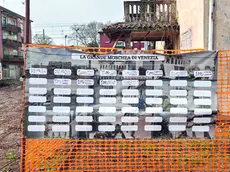 Il cartellone con le donazioni