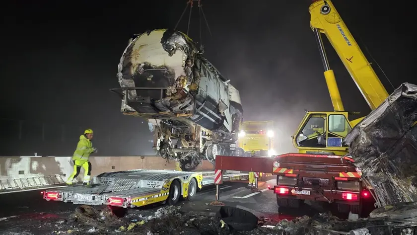 Il recupero di uno dei mezzi incidentati