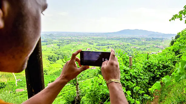 Un turista sulle colline del Conegliano Valdobbiadene
