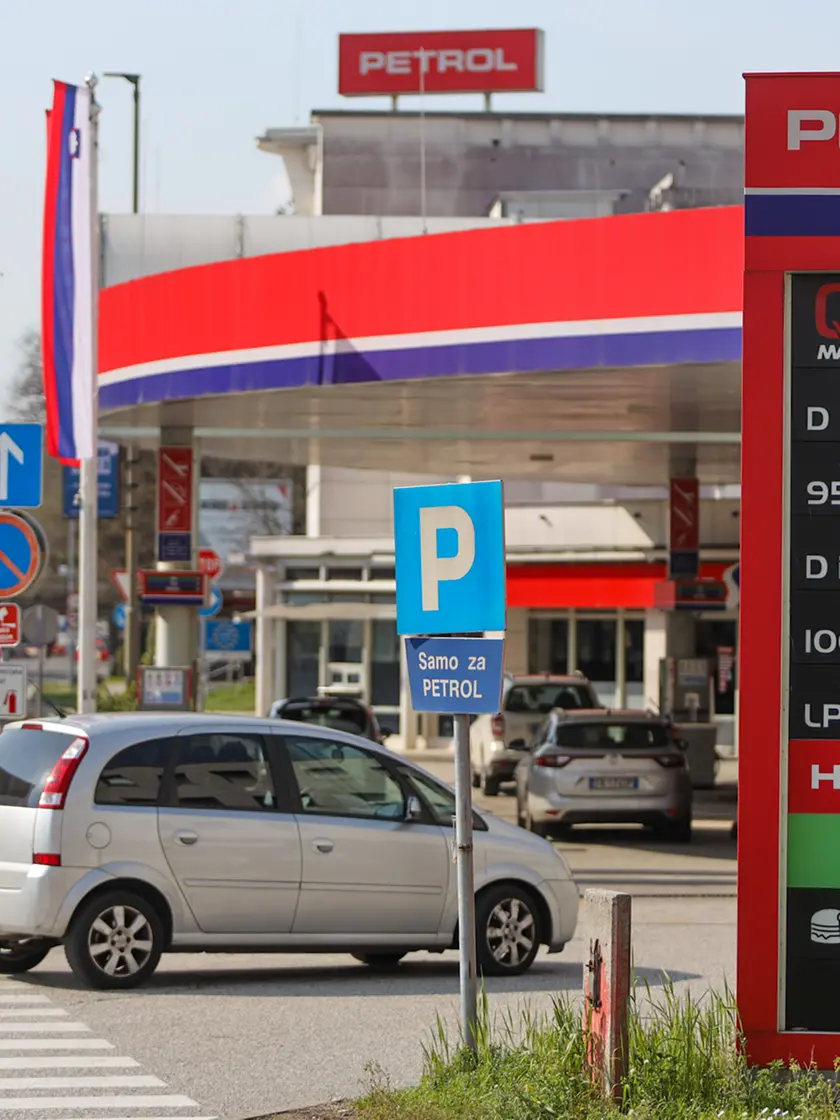 I prezzi al distributore Petrol di Rozna Dolina, appena oltre il confine tra Gorizia e Nova Gorica (foto Tibaldi)