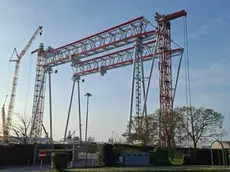 Le due maxi gru alte oltre 80 metri e larghe 38 in fase di realizzazione da Cimolai Technology