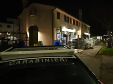I carabinieri in via Miranese dove si è consumata la violenta lite con accoltellamento