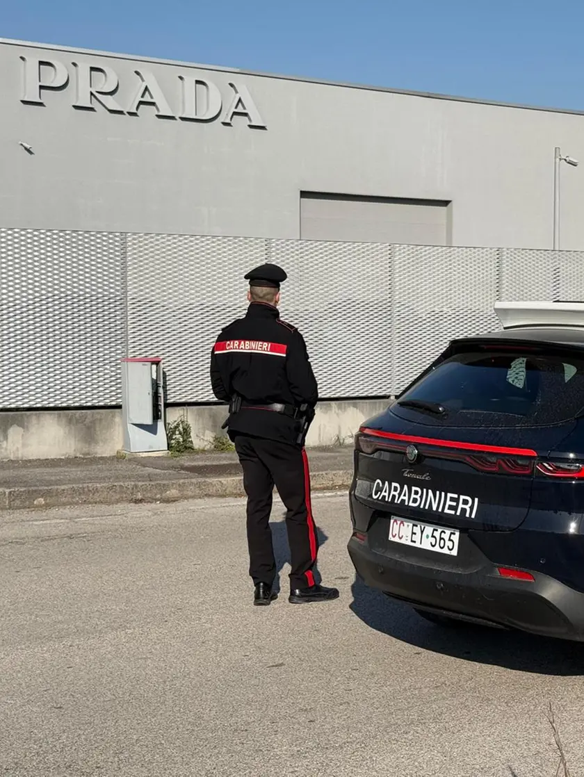 I carabinieri di fronte allo stabilimento di Prada a Dolo