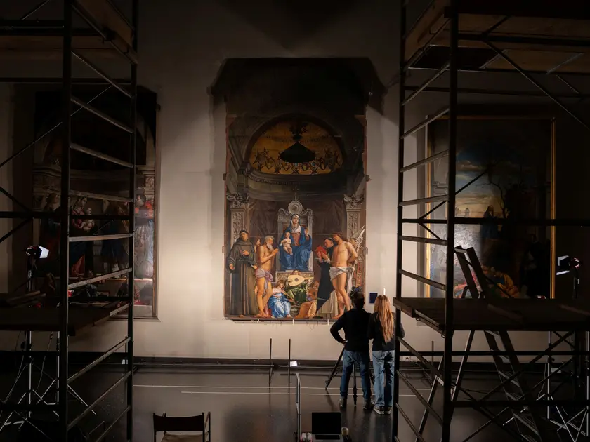 Una fase del restauro della Pala di San Giobbe del Bellini alle Gallerie dell'Accademia di Venezia