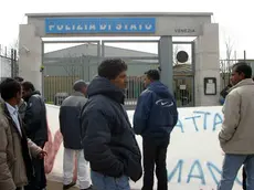 Una manifestazione di protesta davanti alla questura di Venezia