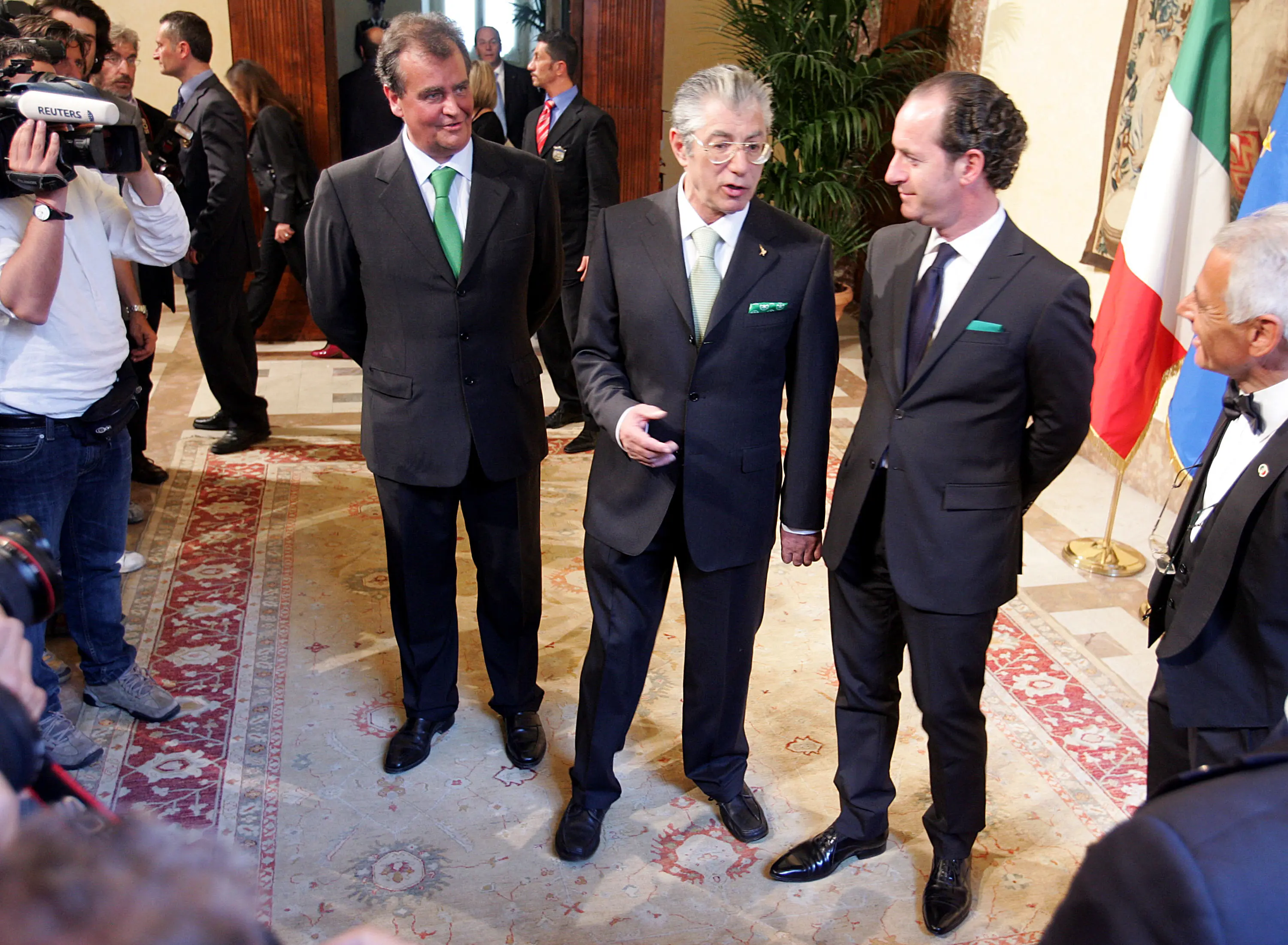 È morto a 84 anni Umberto Bossi, fondatore della Lega Nord e figura centrale della politica italiana degli ultimi decenni. Con lui scompare uno dei protagonisti più longevi e riconoscibili della scena politica, capace di segnare profondamente il dibattito pubblico soprattutto nel Nord Italia. Bossi aveva dato vita alla Lega Nord alla fine degli anni ’80, trasformandola rapidamente in un movimento di massa radicato in particolare in Veneto e Friuli Venezia Giulia, territori dove il Carroccio ha costruito gran parte della sua forza elettorale.Eccolo in alcune foto dal nostro archivio, da Trieste a Padova