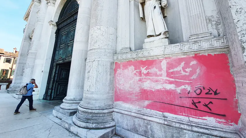 Le scritte sulla Basilica del Redentore, prontamente rimosse da personale specializzato