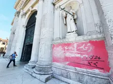 Le scritte sulla Basilica del Redentore, prontamente rimosse da personale specializzato