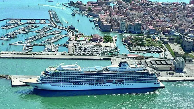 Una crociera della Viking ormeggiata nel porto di Chioggia