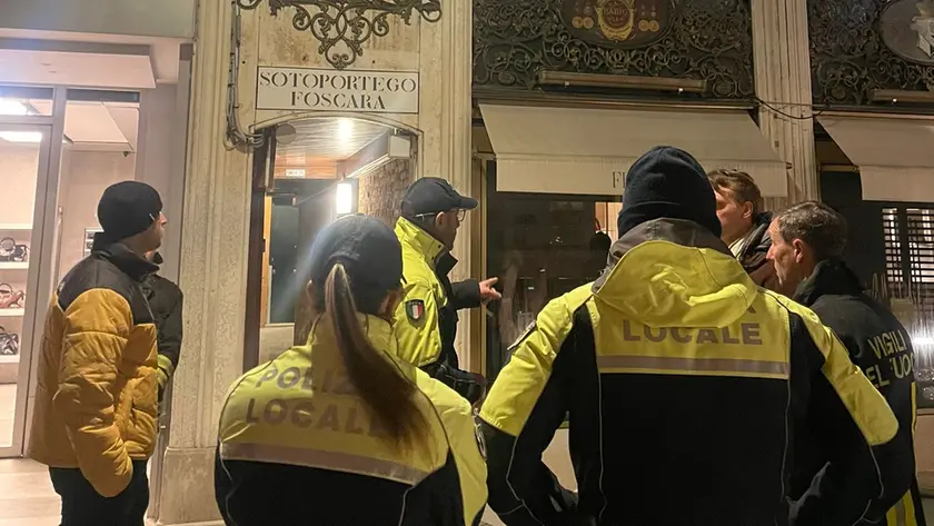 La polizia locale sul luogo dell'incendio