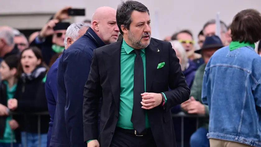 Salvini contestato al funerale di Bossi