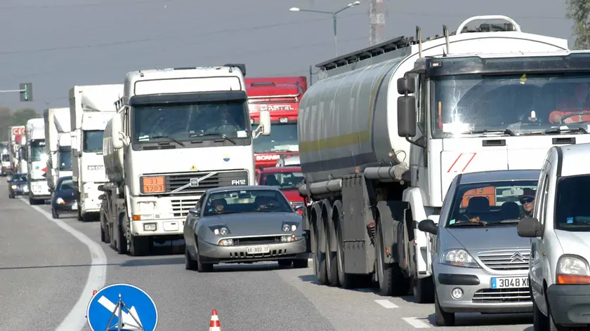 Traffico pesante lungo la strada Romea