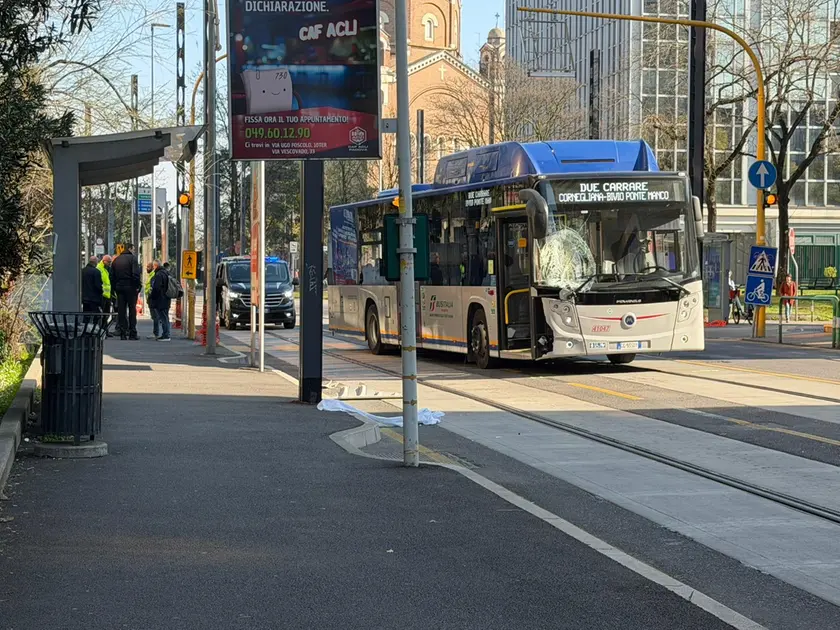 Il luogo dell'incidente in via Gozzi a Padova (foto Agenzia Bianchi)