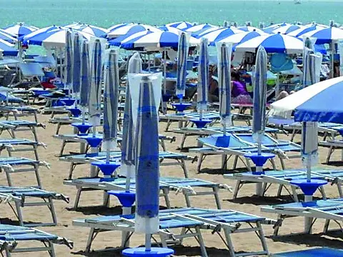 Caorle è la prima spiaggia nel litorale veneziano a ritoccare le tariffe degli ombrelloni