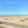 Gli ombrelloni piantatati sulla spiaggia di Bibione