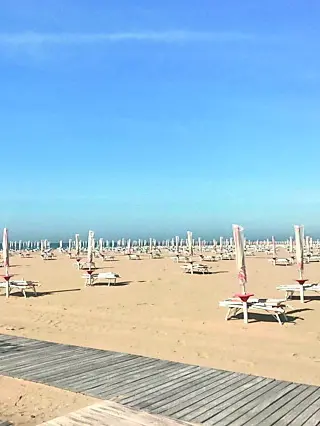 Gli ombrelloni piantatati sulla spiaggia di Bibione