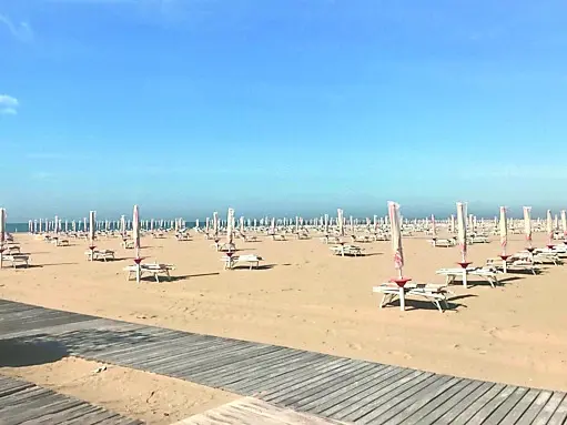 Gli ombrelloni piantatati sulla spiaggia di Bibione
