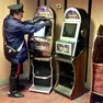 Un carabiniere durante un controllo a una slot machine in un locale pubblico