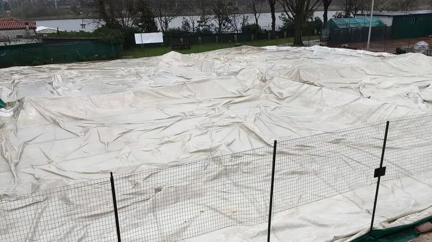 La copertura dei campi da tennis sgonfiata per il maltempo