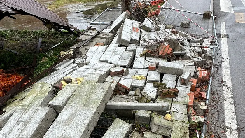 Il vecchio muro caduto in via del Boschetto a Chioggia