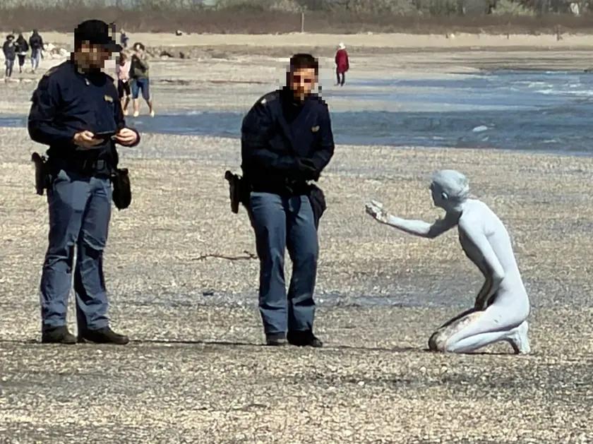 L'uomo nudo e coperto di vernice bianca al Lido