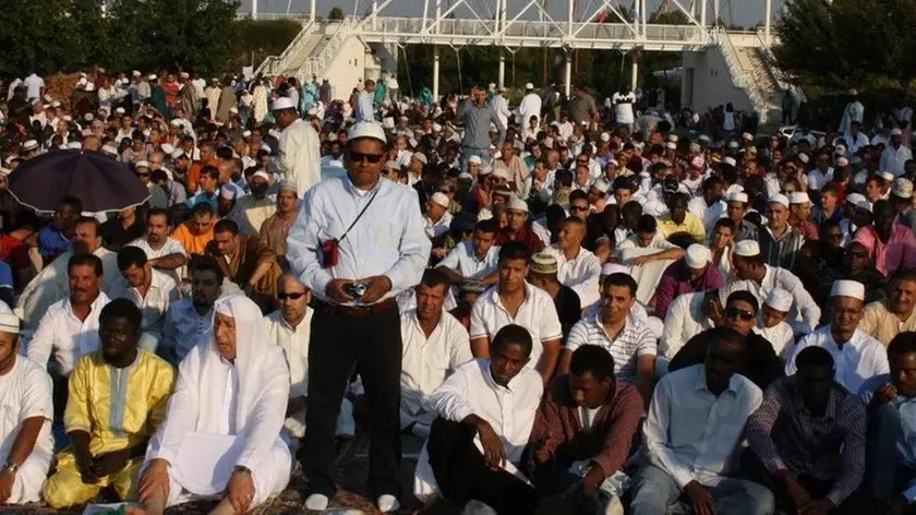 Preghiera islamica a Mestre durente la festa di chiusura del ramadan