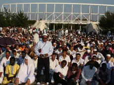 Preghiera islamica a Mestre durente la festa di chiusura del ramadan
