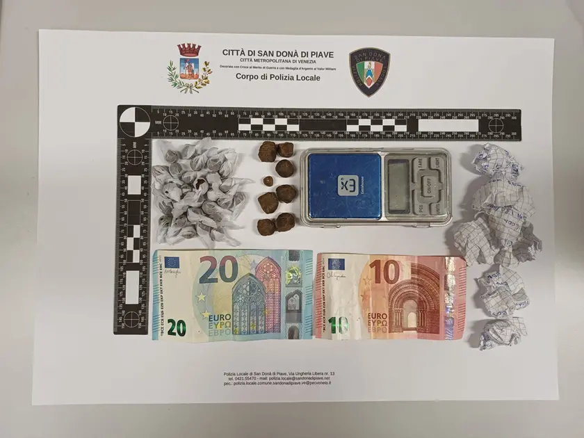 Il materiale sequestrato al giovane spacciatore a San Donà