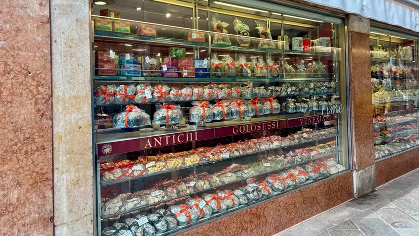 Una vetrina piena di focacce e colombe pasquali a Venezia