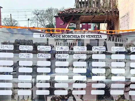 Il cartellone con la raccolta fondi per la moschea di via Giustizia a Mestre