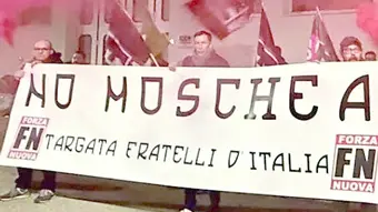 Uno striscione di Forza Nuova contro la moschea
