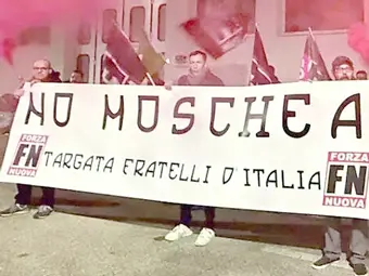 Uno striscione di Forza Nuova contro la moschea
