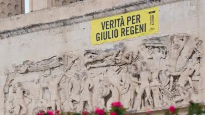 Lo striscione che era appeso nella sede centrale dell’Università di Trieste