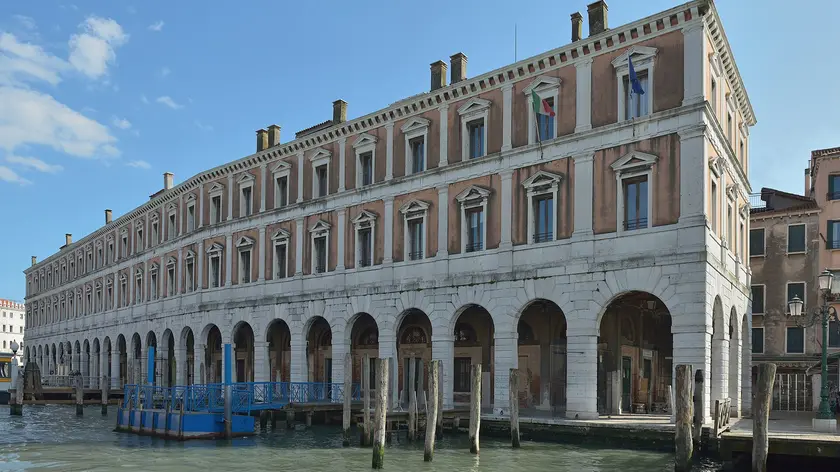 La facciata delle Fabbriche Nuove che dà sul Canal Grande