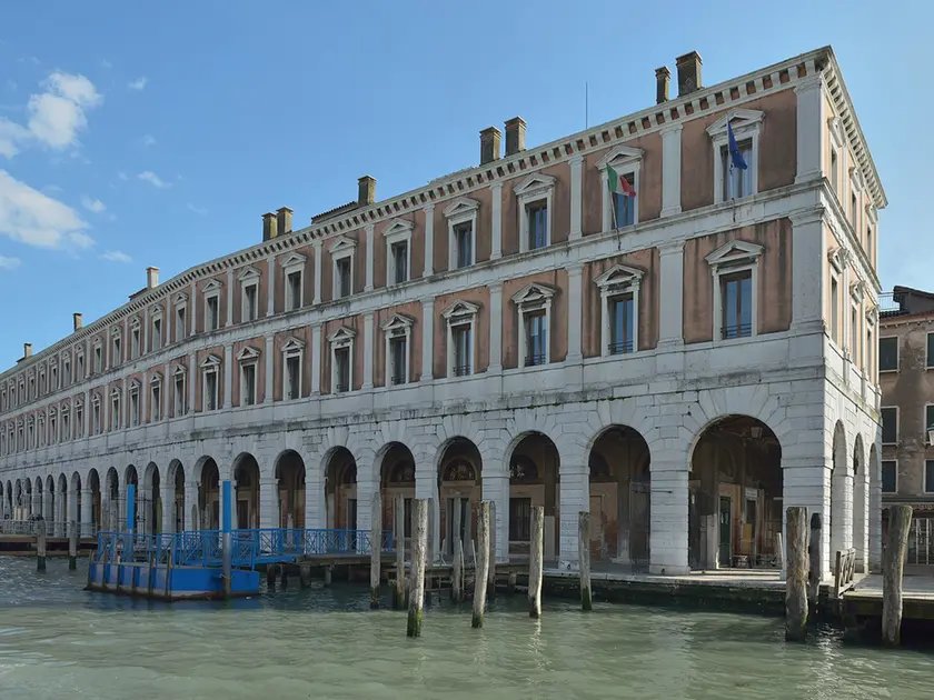 La facciata delle Fabbriche Nuove che dà sul Canal Grande