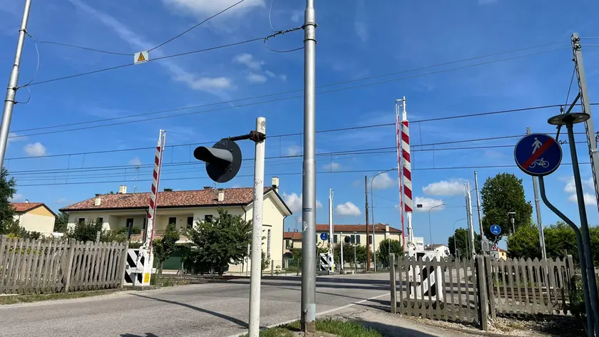 Il passaggio a livello sulla Sp.58 via Vittoria a Ceggia: rimarrà in attesa della nuova bretella