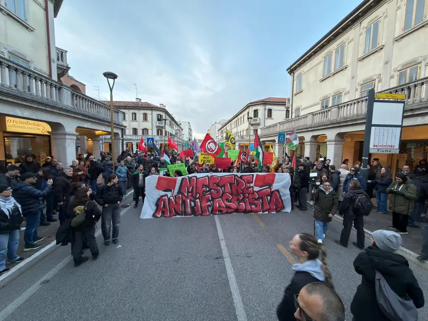 Il presidio davanti alla Chiesa della Madonna di Lourdes (Foto Pòrcile)