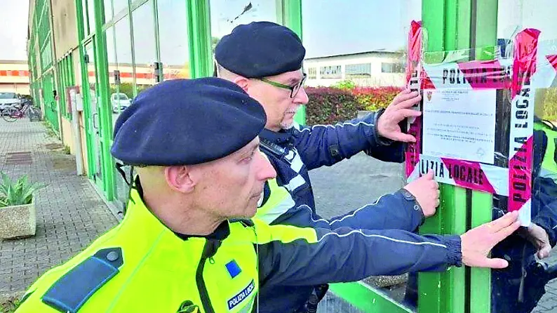 Gli agenti della polizia locale mettono i sigilli al locale