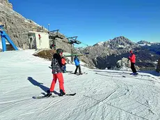 Alcuni sciatori lungo del piste del comprensorio delle Tofane all’altezza del rifugio di Pomedes