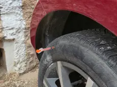 Una siringa infilzata nello pneumatico di un'auto a Mestre