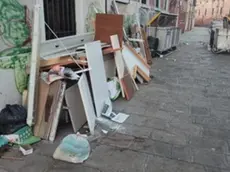 Mobili abbandonati in calle