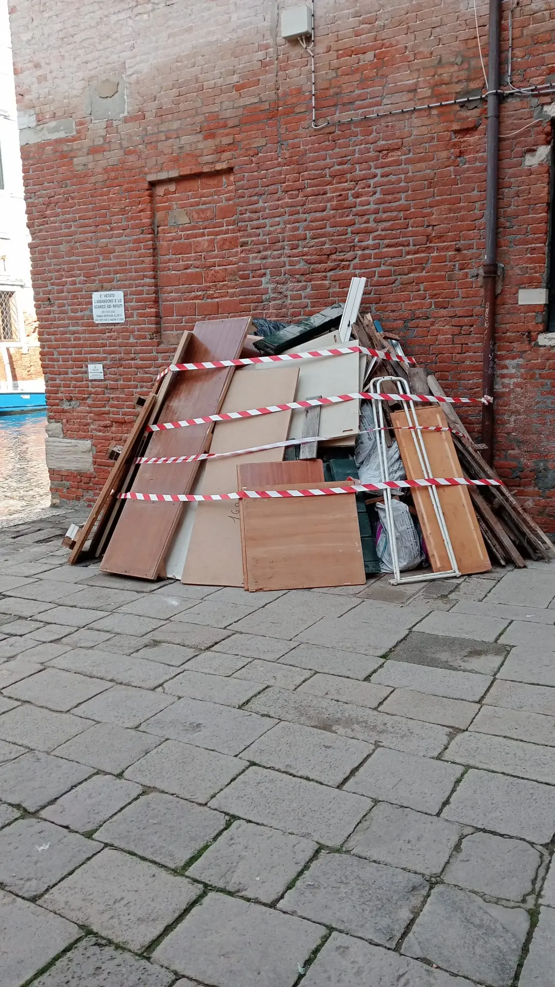 Mobili lasciati lungo una calle