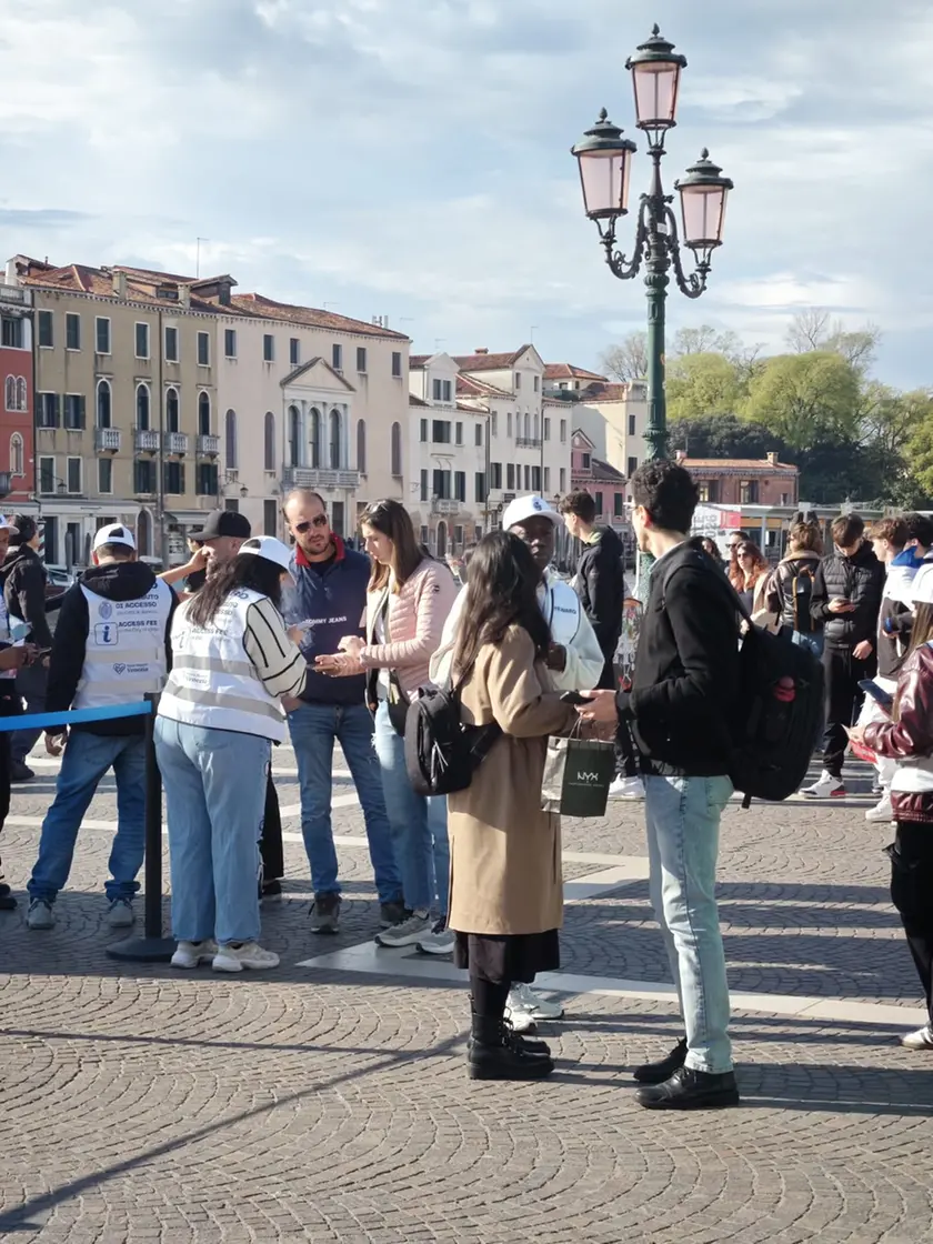Code alla stazione di Venezia per il controllo del ticket di accesso (InterPress)
