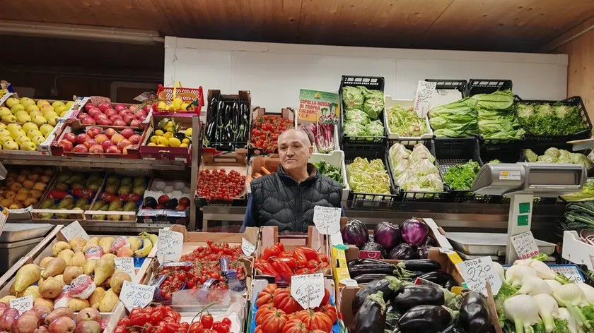 Massimo Simion,dietro il suo banco,al mercato coperto San Michele di Mestre