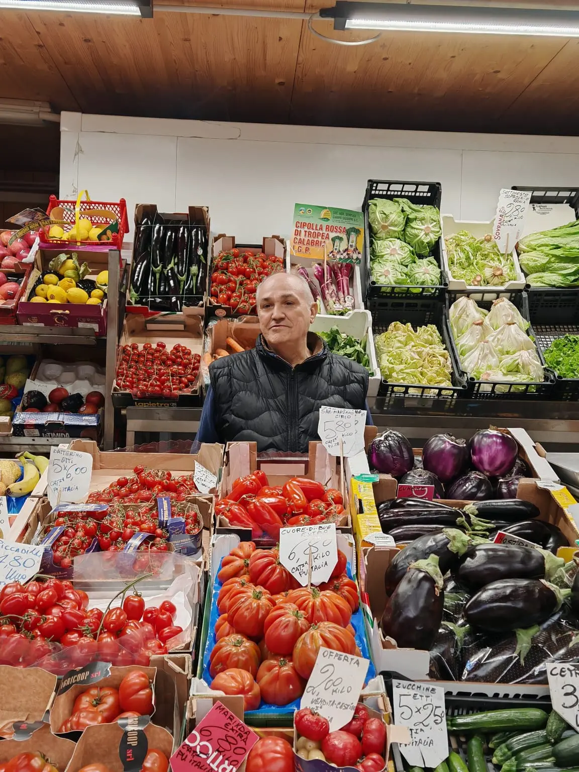 Massimo Simion,dietro il suo banco,al mercato coperto San Michele di Mestre