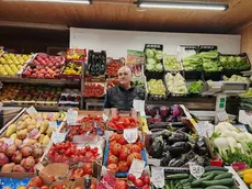 Massimo Simion,dietro il suo banco,al mercato coperto San Michele di Mestre