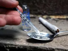 Continue richieste di soldi ala madre e furti in casa per pagarsi la droga