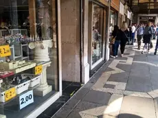 Negozi di paccottiglia a Venezia: la stretta funziona
