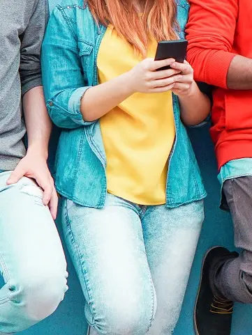 Ragazzi e social, dal Veneto la proposta di vietarli a chi ha meno di 14 anni